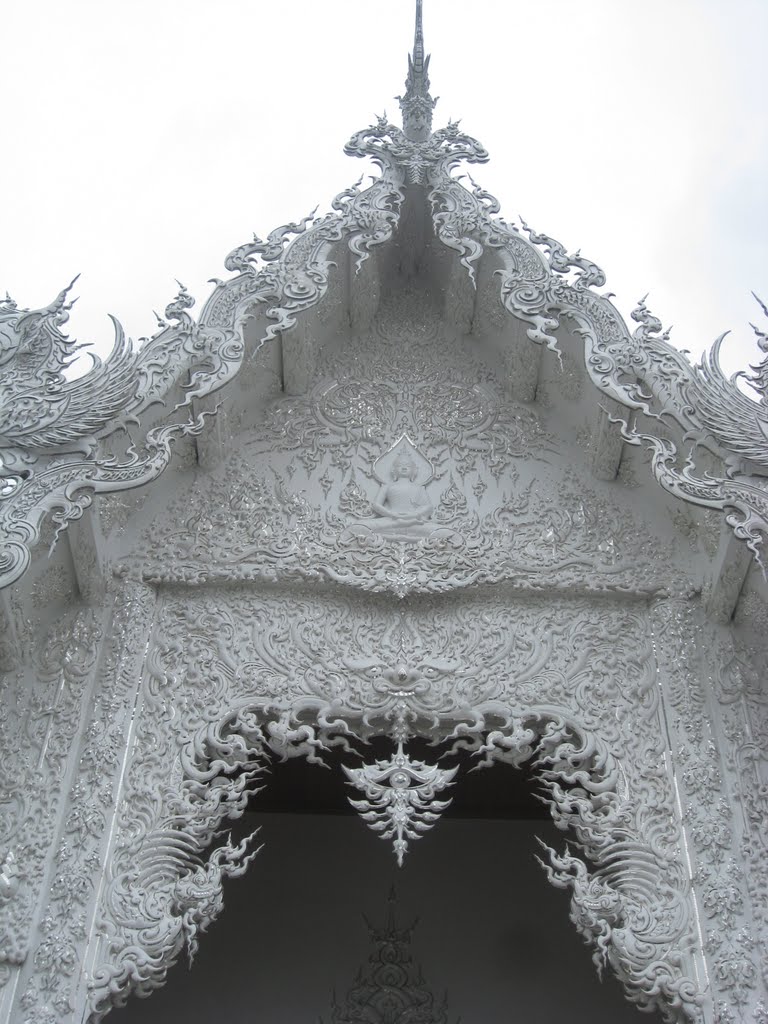 Wat Rong Khun by Uraiwan Kanhariang (…