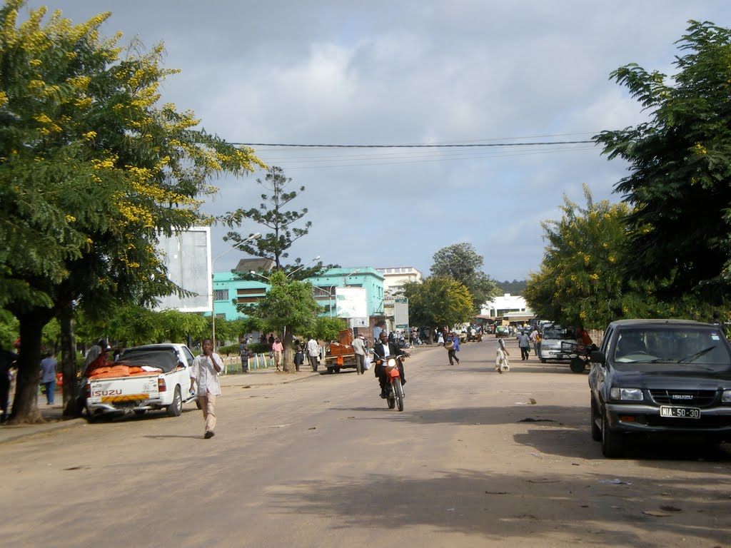 Central Maxixe street scene by Eli Arkin