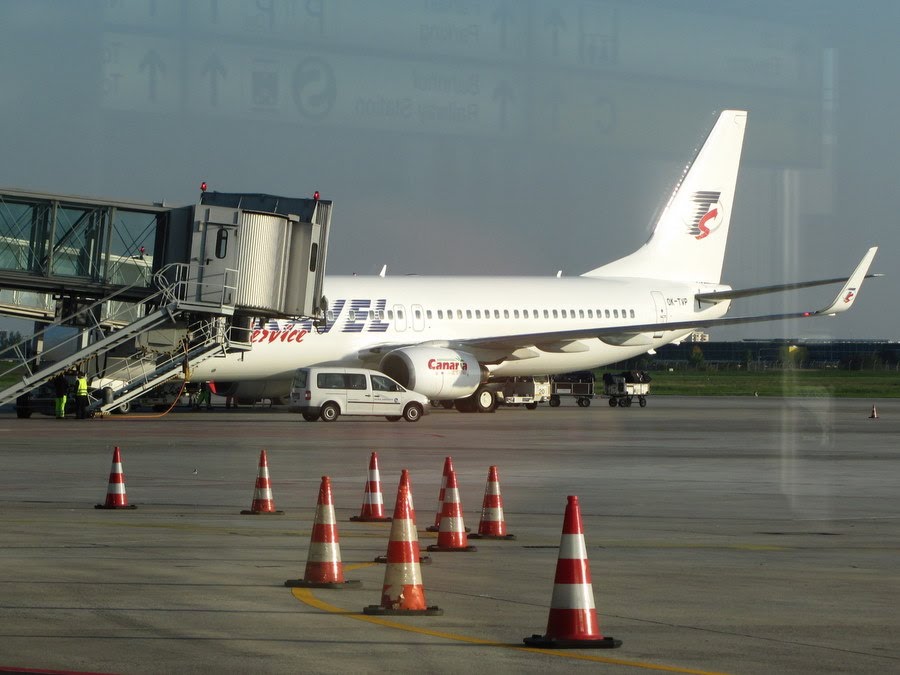 Flugzeug am Terminal by Christian Drescher