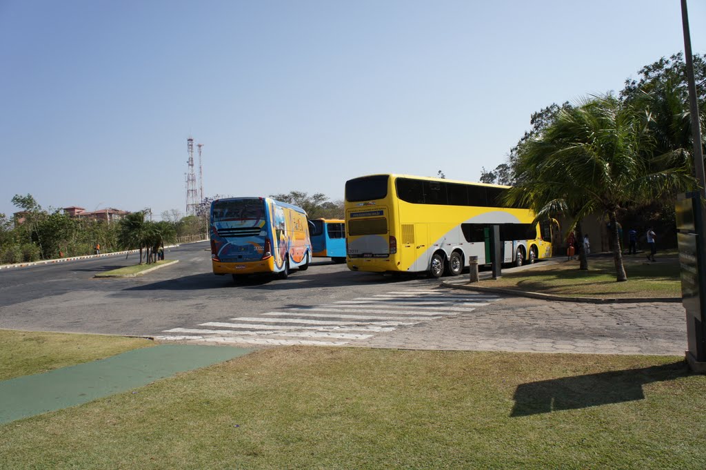 Estacionamento para ônibus - Rio Quente Resort e Hot Park - Rio Quente - Goiás by Paulo Yuji Takarada