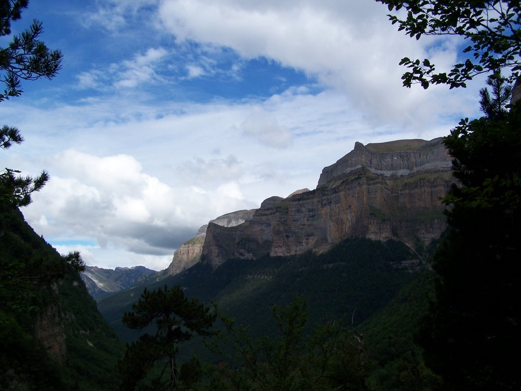 Parque Nacional de ORDESA by Carlos Ramos De  Los Mozos