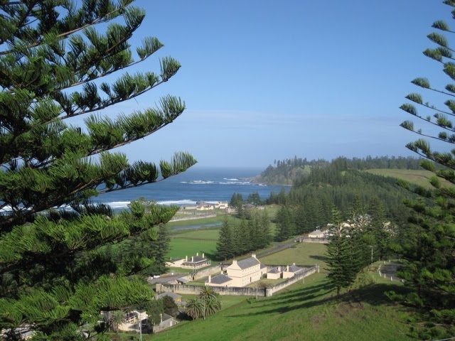 Kingston lookout, Norfolk Island by ngariman