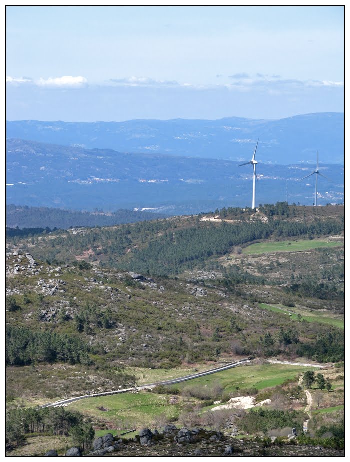 Serra da Arada ao fundo by André Barragon