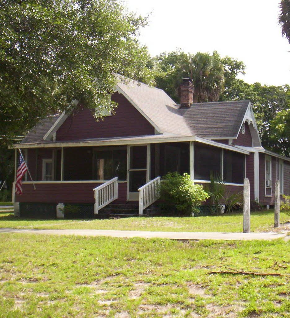 2010 photo of victorian house (SEE 1890 PHOTO OF THIS SAME HOUSE) Orange City Fla (8-2010) by Ken Badgley