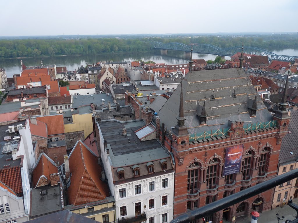 Toruń - widok z wieży ratuszowej w kierunku mostu drogowego. by Michał Kozłowski