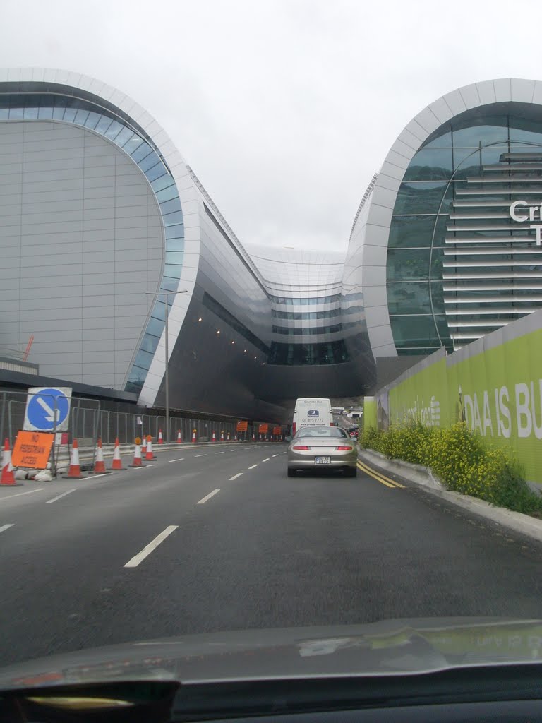 Am Flughafen von Dublin by Gerald Schreiber