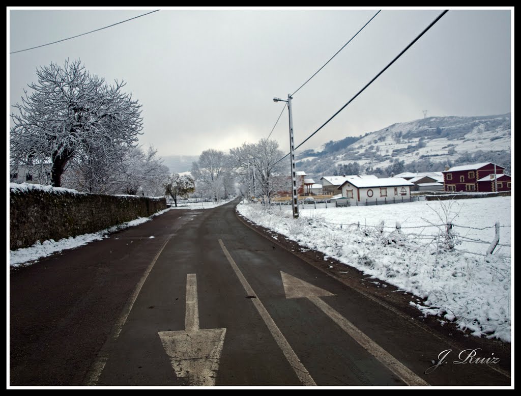 Carril bici en Santiurde de Toranzo nevado by J. Ruiz