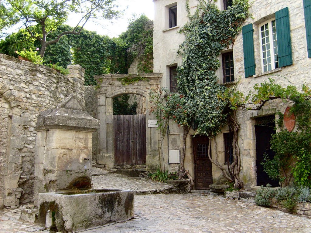 VAISON-LA-ROMAINE : FONTAINE ET CHARME DU VILLAGE MÉDIÉVAL by CHPOLONAIS