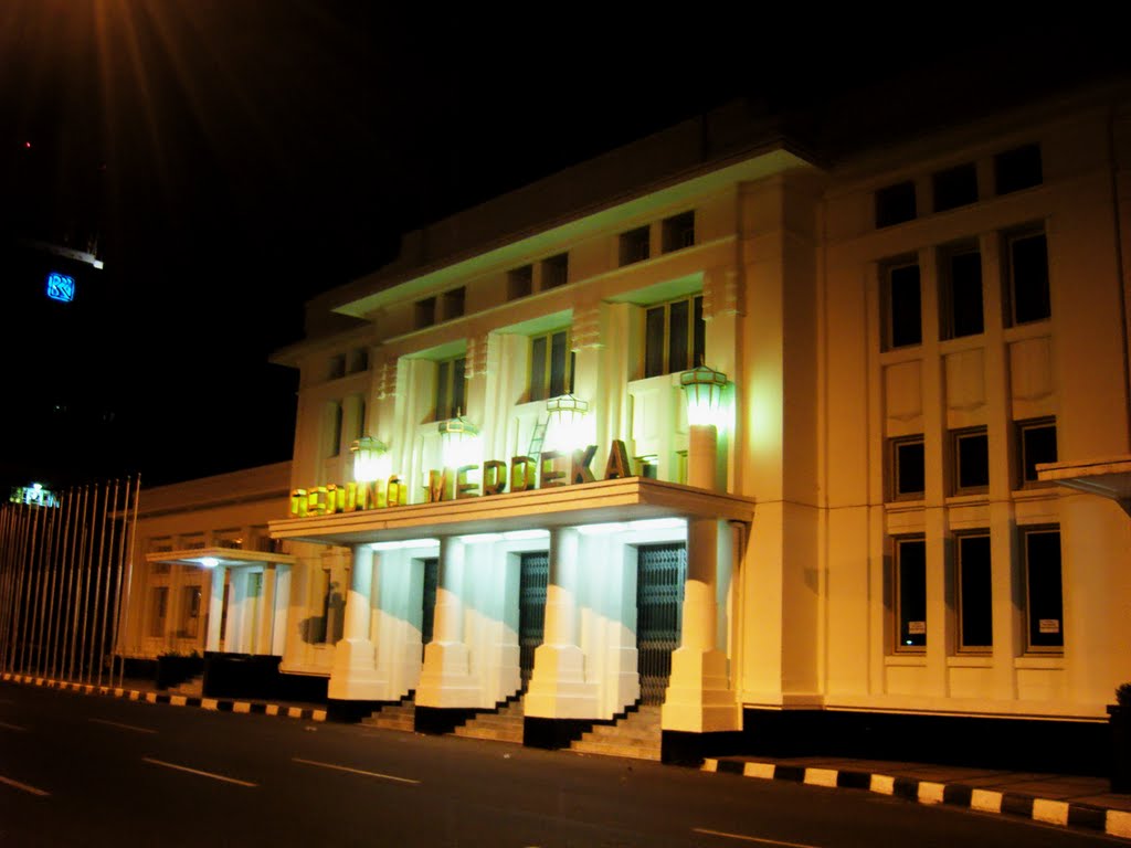 Gedung Merdeka di malam hari by Yasica Nur Akbar...