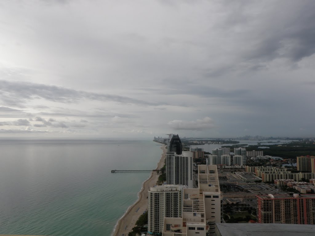 Sunny isles beach looking south by Francisco Boza