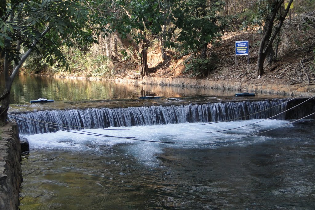 Rio Quente com águas mornas que passa no fundo do Hotel Águas da Serra na Esplanada do Rio Quente, no fundo a Serra de Caldas - Rio Quente - Goiás by Paulo Yuji Takarada