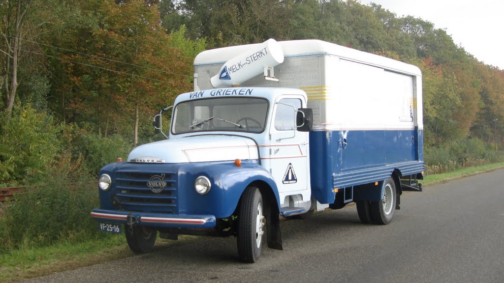 20101024 Old truck transporting Milk, near Boekelo by DutchNija