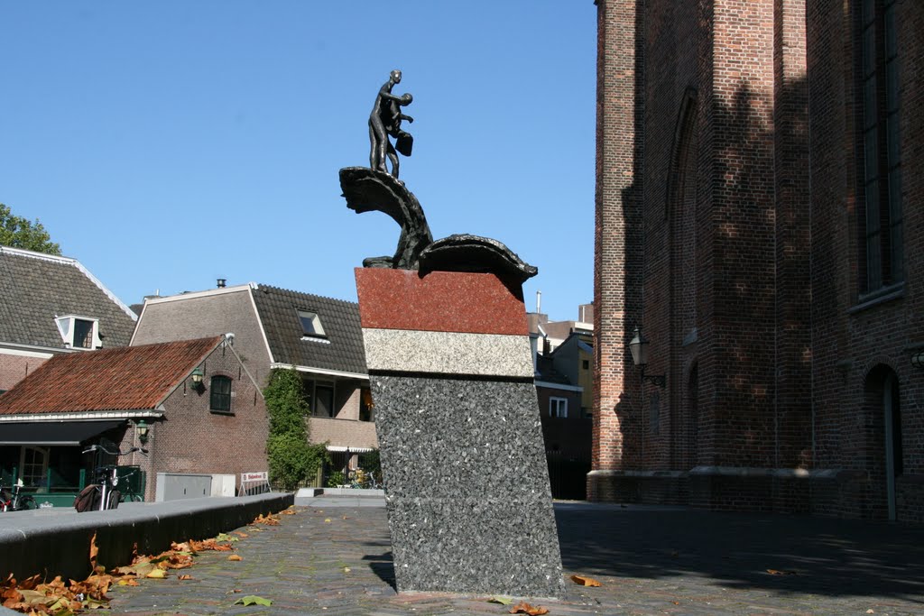 Verzetsmonument uit natuursteen voor drukkersverzet, Woerden. by Carl030nl