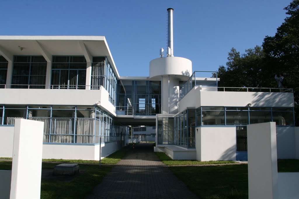 Doorgang Sanatorium Zonnestraal, Hilversum. by Carl030nl