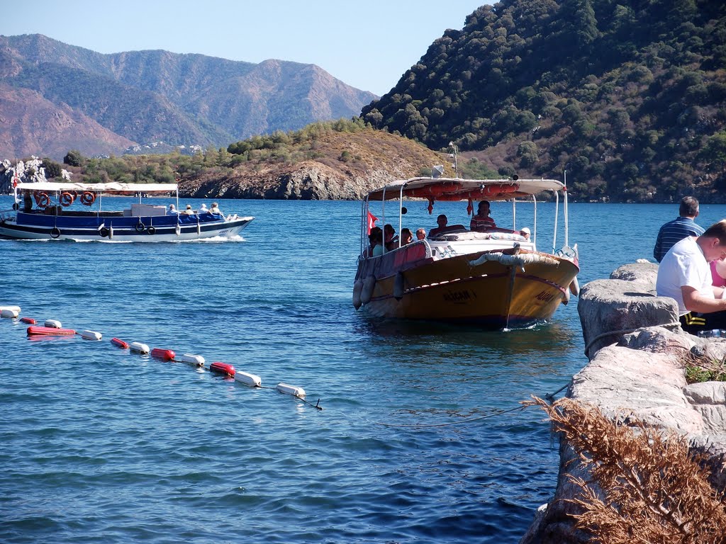 Taxi-boat docking at Ichmeler 2010 by gozgas46