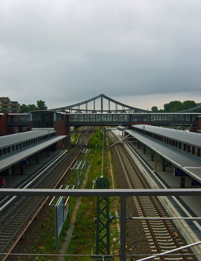 An der Brücke des Bahnhofs Gesundbrunnen by tumblr.tk