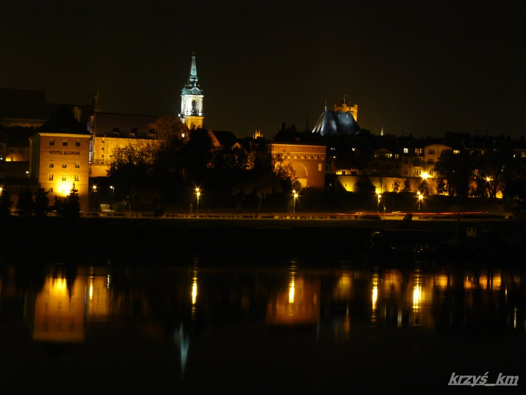 Widok na przeglądające się w Wiśle, stare miasto w Toruniu. by krzys_km