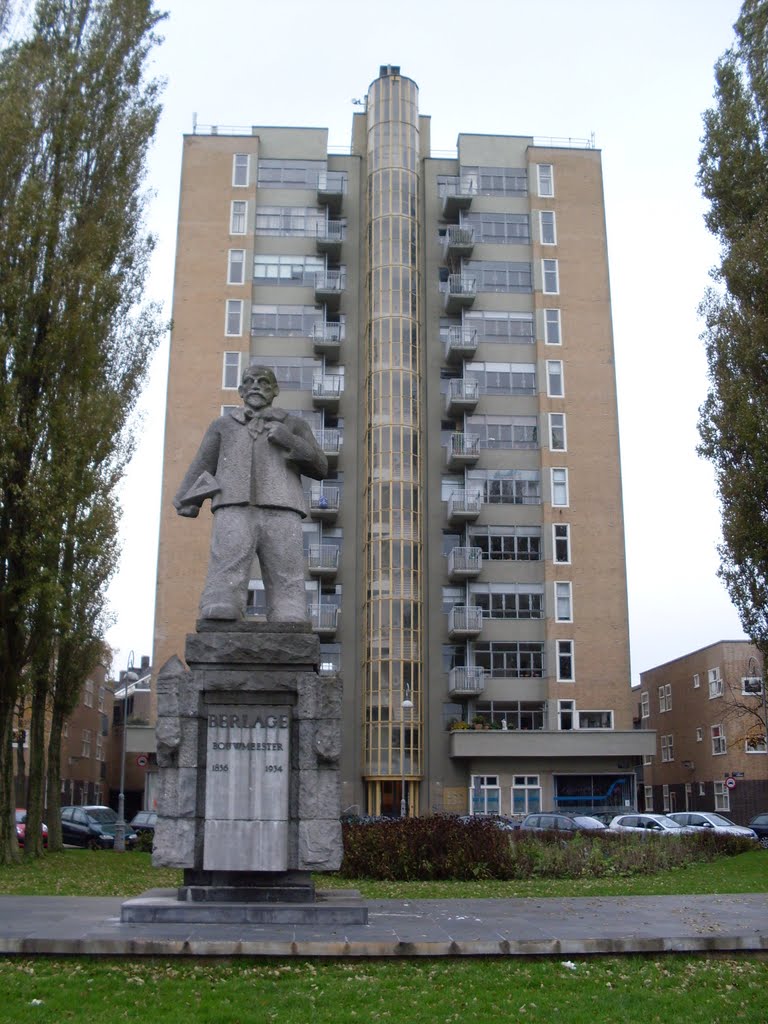 De Wolkenkrabber met standbeeld van Berlage, Victorieplein by marcellio1968