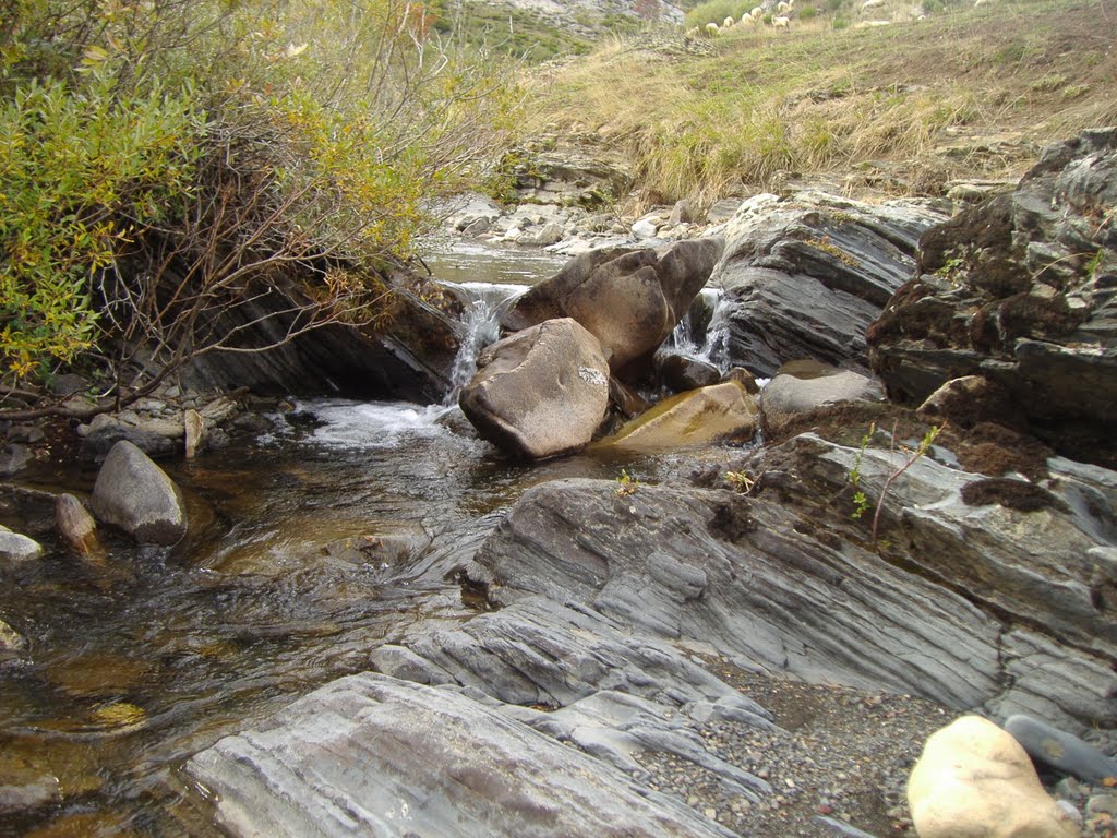 Pequeño arroyo en Los Picos de Europa by Heisser Oberfläche