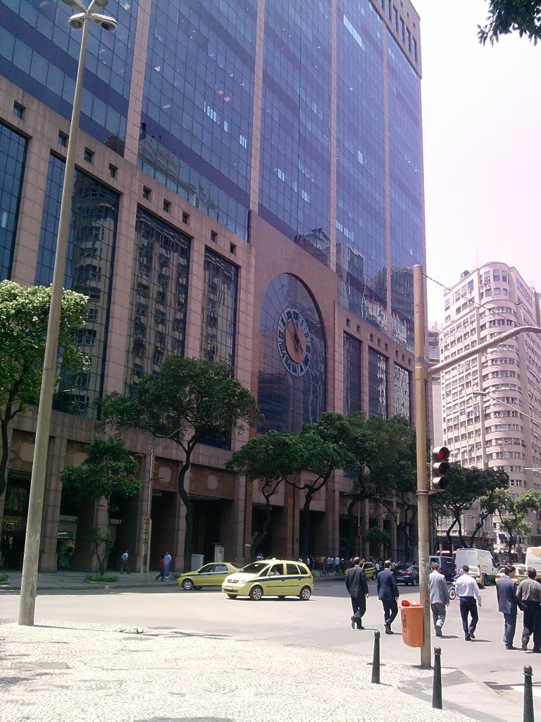 Edificio proximo à praça mauá, centro do Rio by Elton Souza