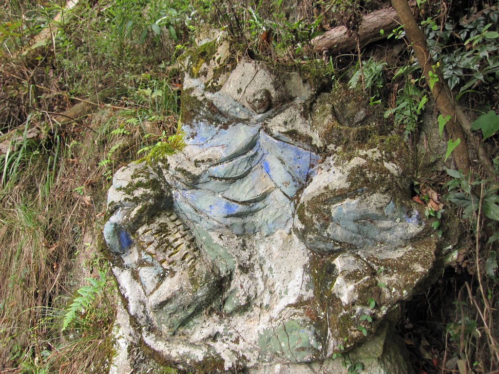 雷神像（洪水で上部が壊れ、台座のみ残る）　－　源宗坊寺　2010/10/29 by takagarasu@gmail.com