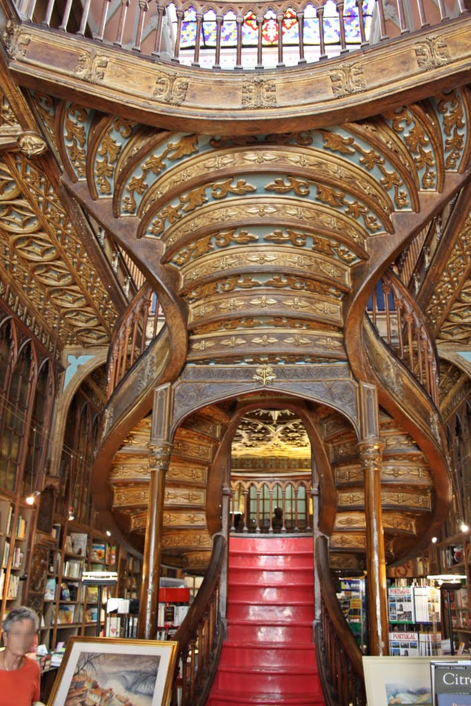 A escadaria da livraria Lello, Vitória - Porto by João Paulo Coutinho