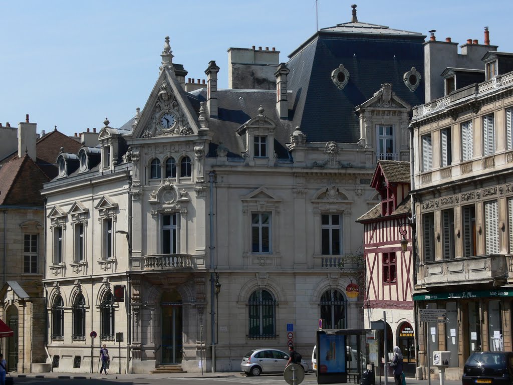 Place du Théâtre à Dijon (Côte d'Or) by Naru Kenji