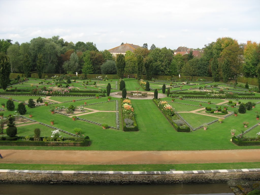 CORMATIN. Le jardin du château by Daniel Dauge