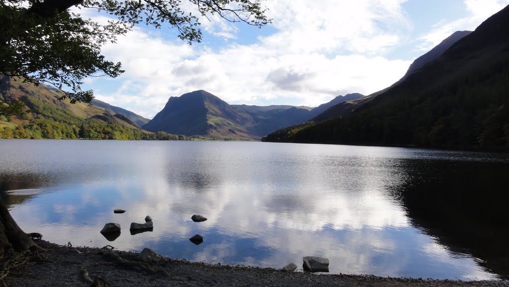 Exploring Buttermere, Lake District by throzen