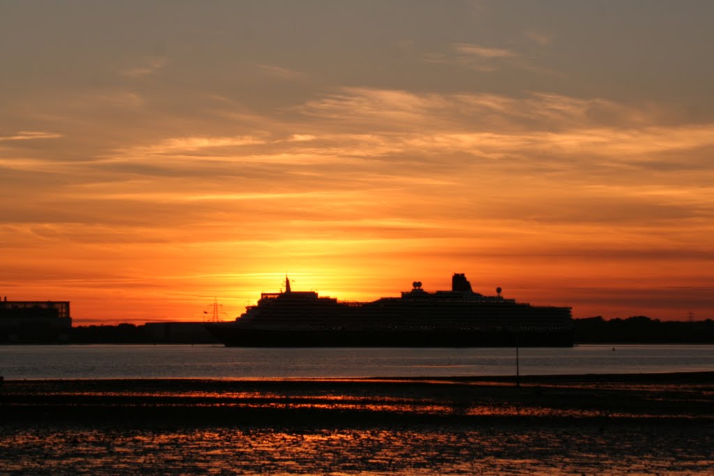 THE NEW QUEEN ELIZABETH,AT SOUTHAMPTON by geoff harris