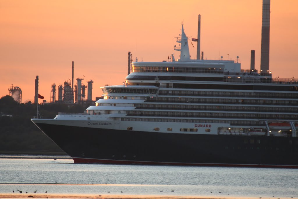 THE QUEEN ELIZABETH AT SOUTHAMPTON OCT 25 2010 by geoff harris