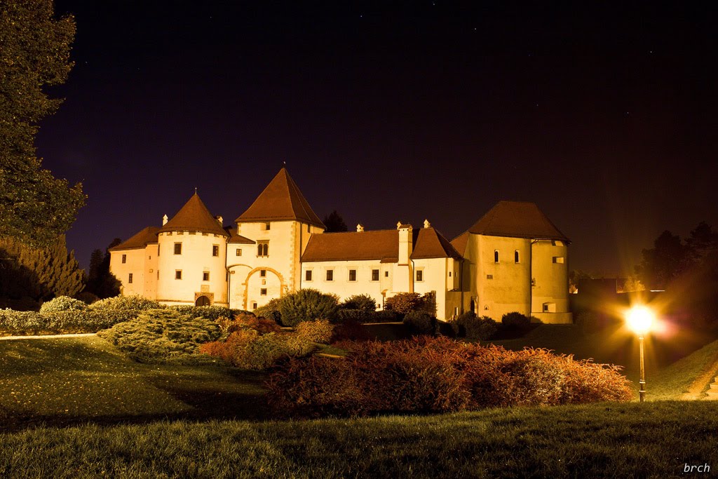 Varaždin fortress at night by xbrchx