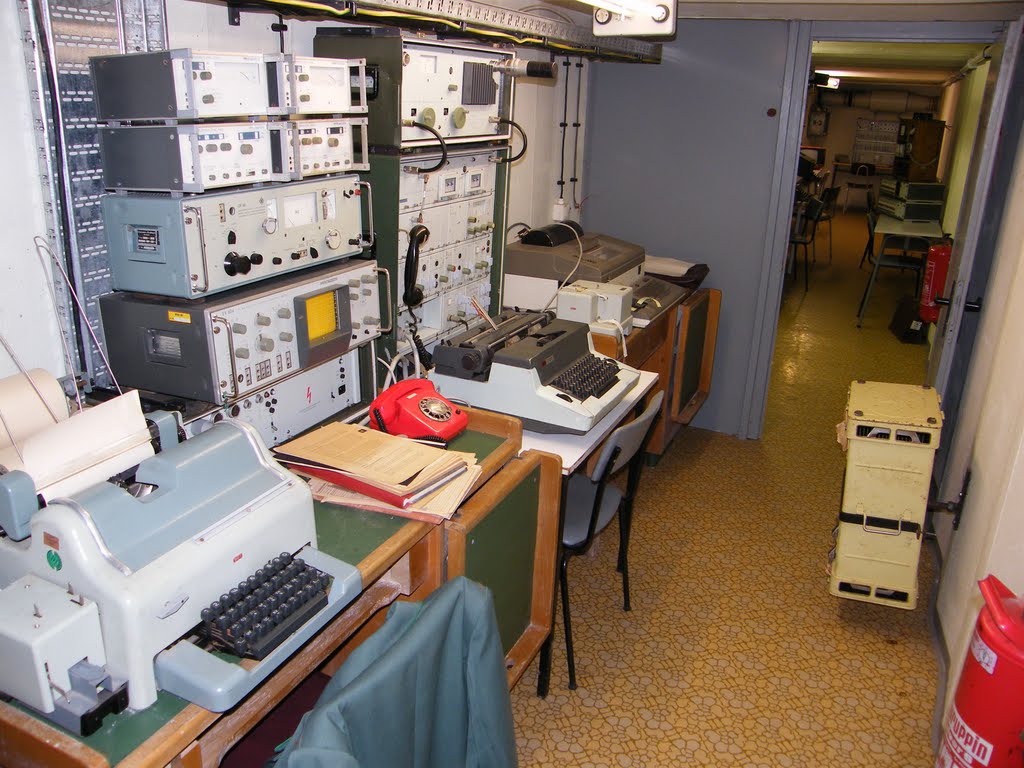 Stasi Bunkermuseum Frauenwald - radio room - by icepickel