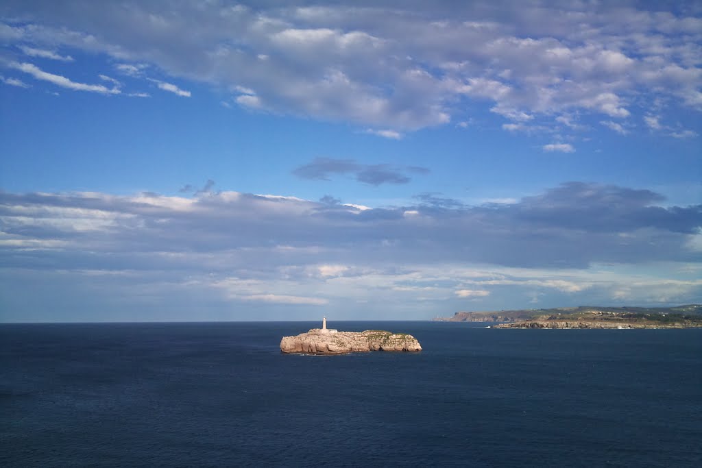 Isla de Mouro con mar de viento sur by Luis M Medievil