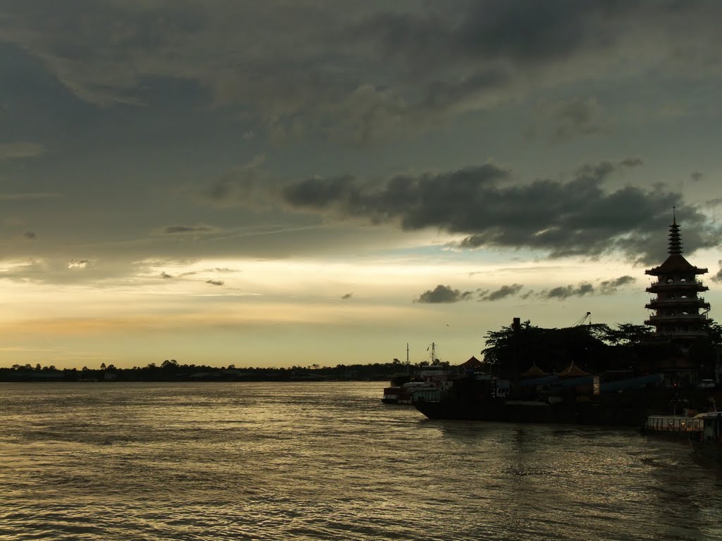 Abendstimmung am Rajang River bei Sibu, Borneo, Oktober 2010 by PETEGE