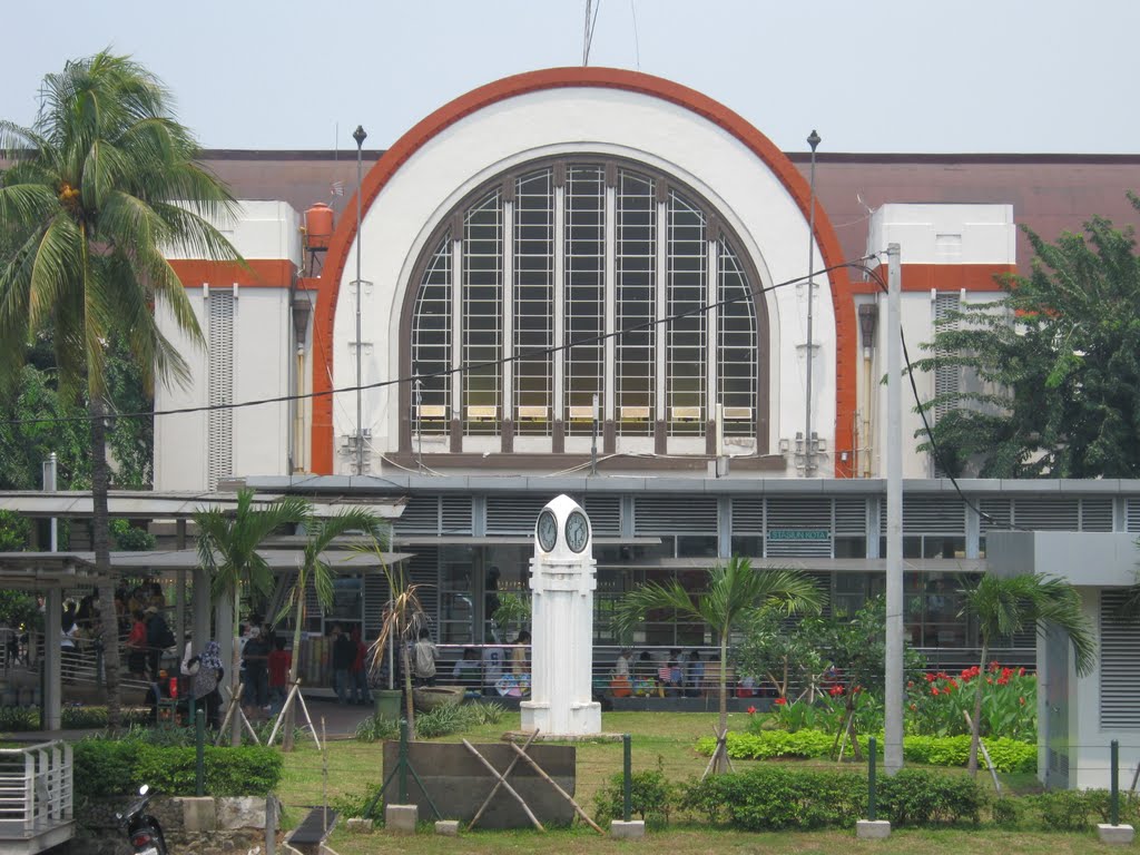 Stasiun Kota, Jakarta, Indonesia by nn8810