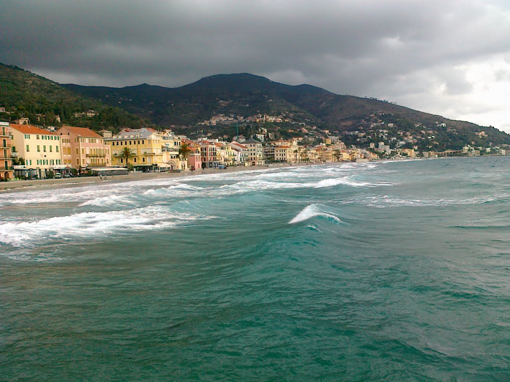 Alassio, il paese e le onde, ott 2010 by LCavendish