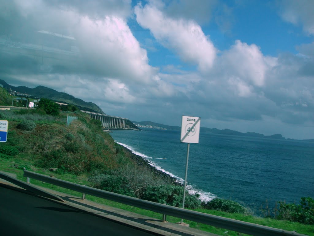 Airport Madeira - runway by annam973