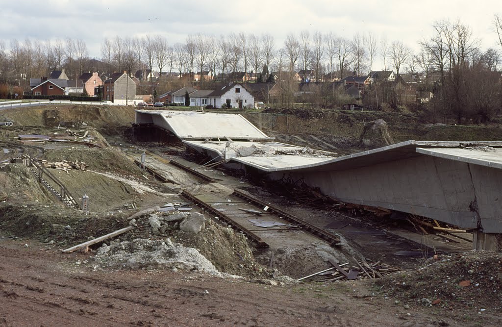 Pont malchanceux... (vers 1988) by mideb