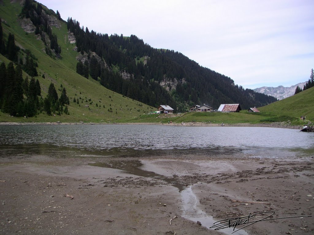 Chalet de Gers vus du bord du lac de Gers by Xav74