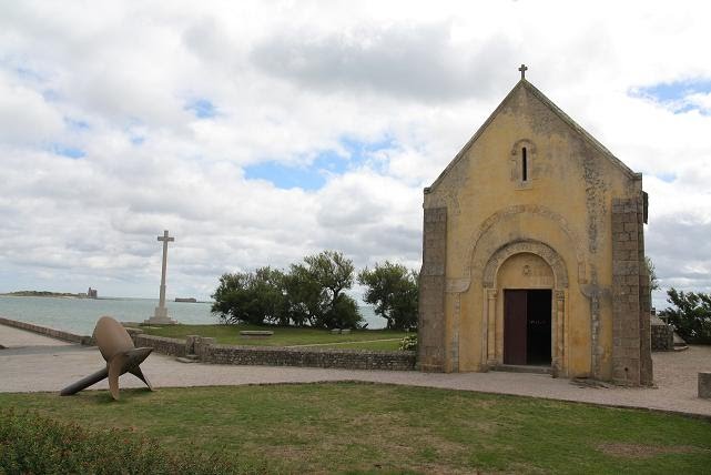 Kapelle St.Vaast-la-Hougue by HennaSu S