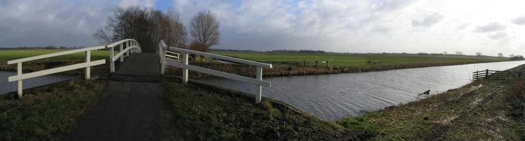 Brug in Heideweg over de Peursumse Vliet - Wandeling Rondom de Giessen - http://wandelen.filternet.nl/Dagwandelingen/rondom_de_giessen.htm by A3jaan