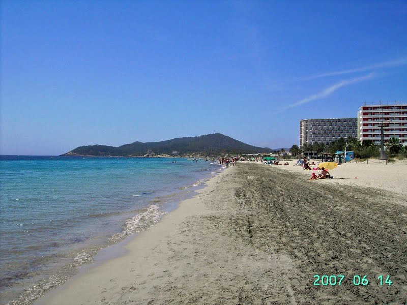 Playa d'en Bossa 10h34 by Andrés Lopez