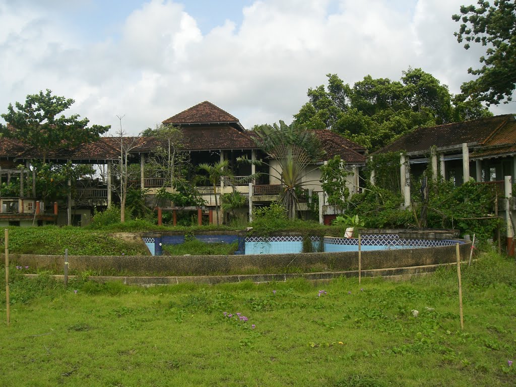 Remains of The Old Bangsak Beach Resort Pool by koen schenke