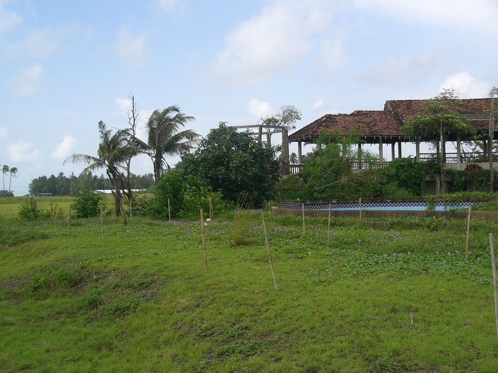 Remains of The Old Bangsak Beach Resort Pool by koen schenke