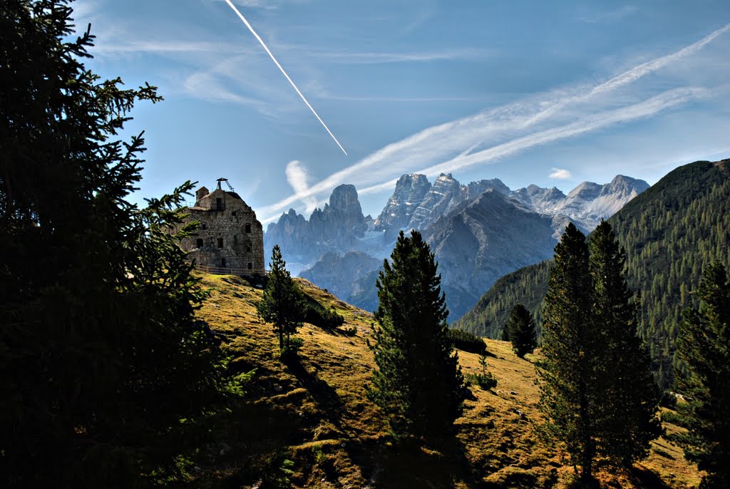 Forte Vallandro; il gruppo del Cristallo sullo sfondo by G.Izzi