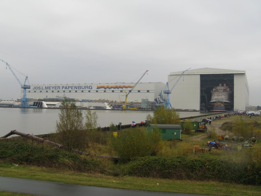 Papenburg / Meyer - Werft / Kreuzfahrtschiff_1 ´Disney Dream´ wird ausgedockt by Dieter Kiefer