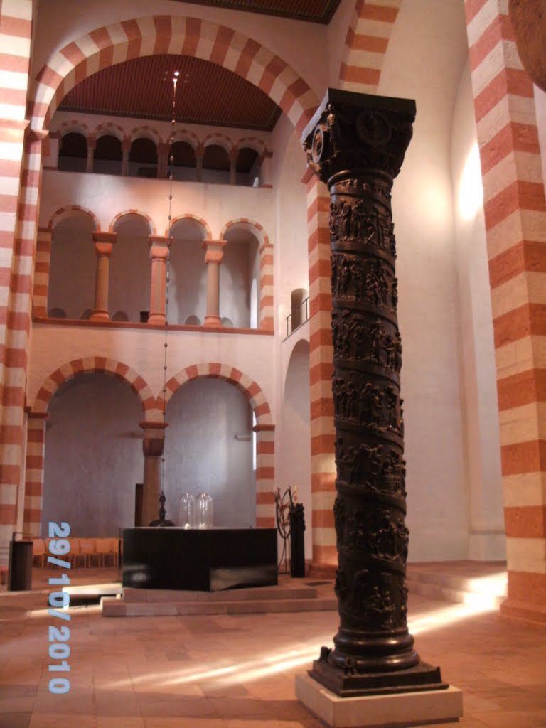 Bernward-Säule mit Lichtspiel in der Michaeliskirche by Thomas Esch