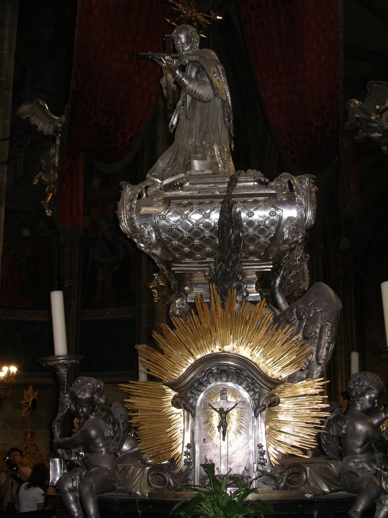 Inside Statues of St. Vitus Cathedral by Byungchul, Min.