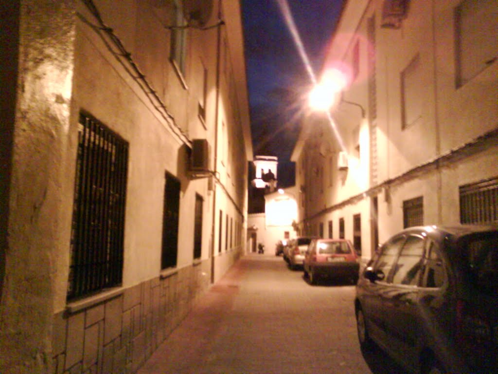 Vista nocturna de la Travesía del Cristo, con la Colegiata al fondo by Albërtûs J